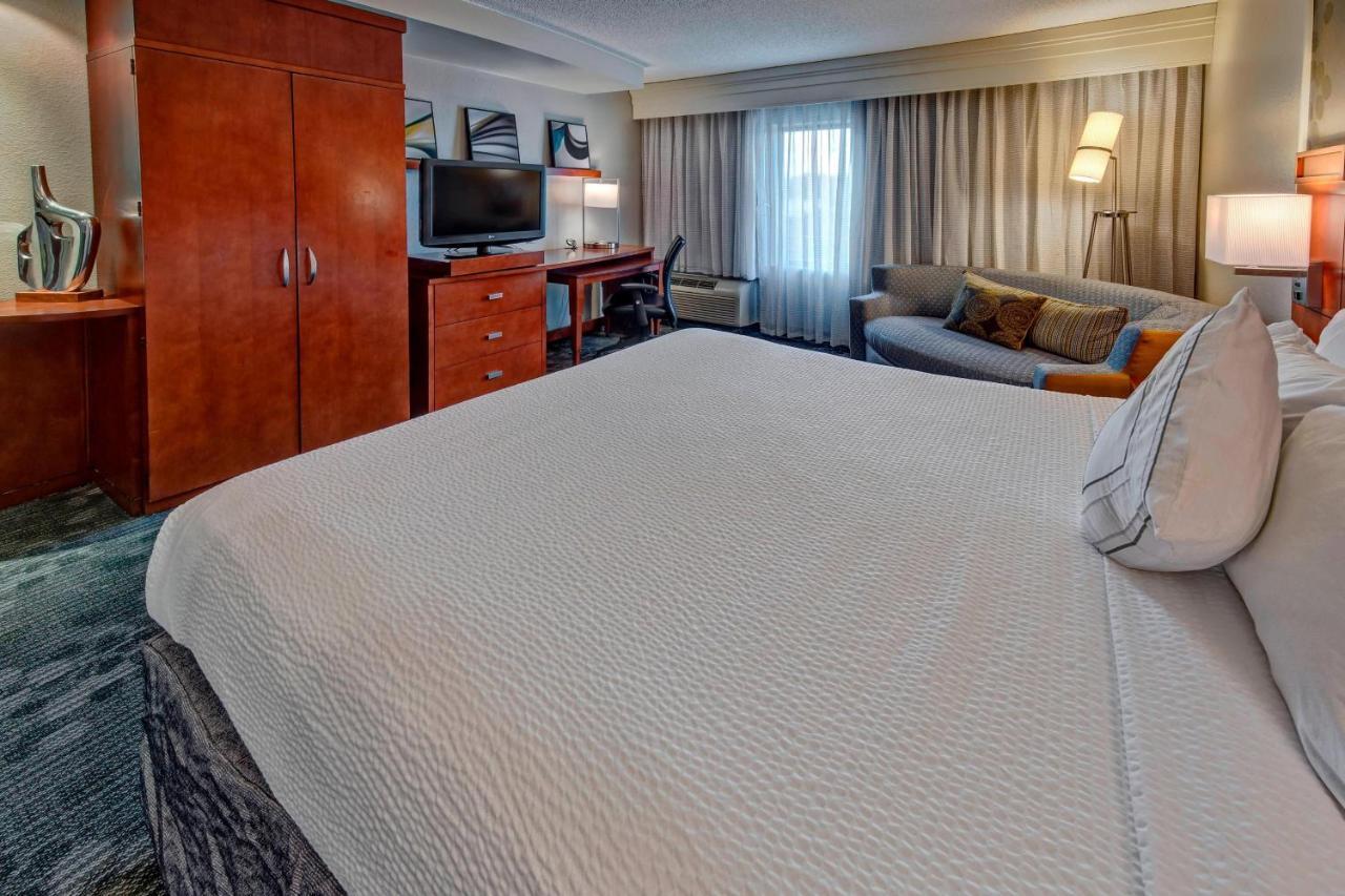 Courtyard By Marriott Alexandria Hotel Bagian luar foto