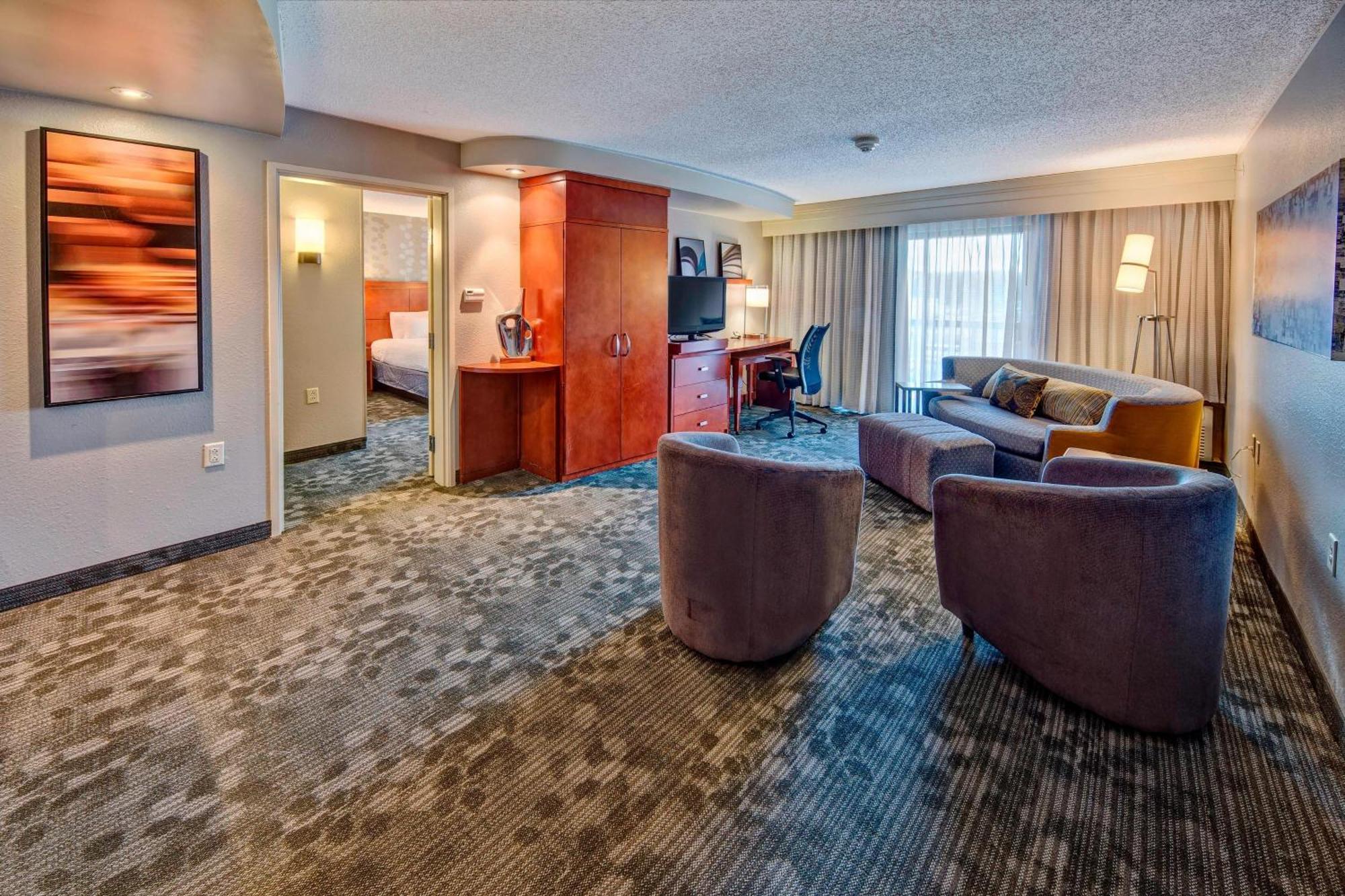 Courtyard By Marriott Alexandria Hotel Bagian luar foto