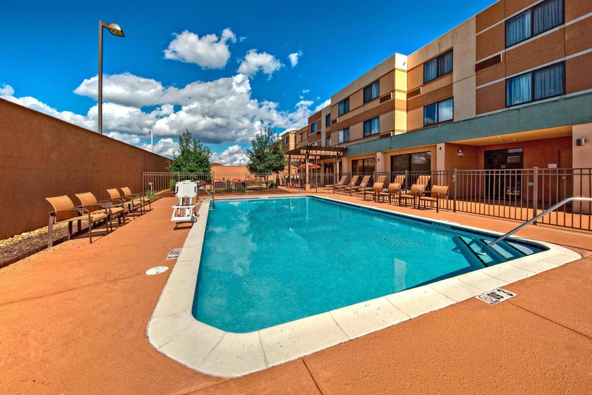Courtyard By Marriott Alexandria Hotel Bagian luar foto