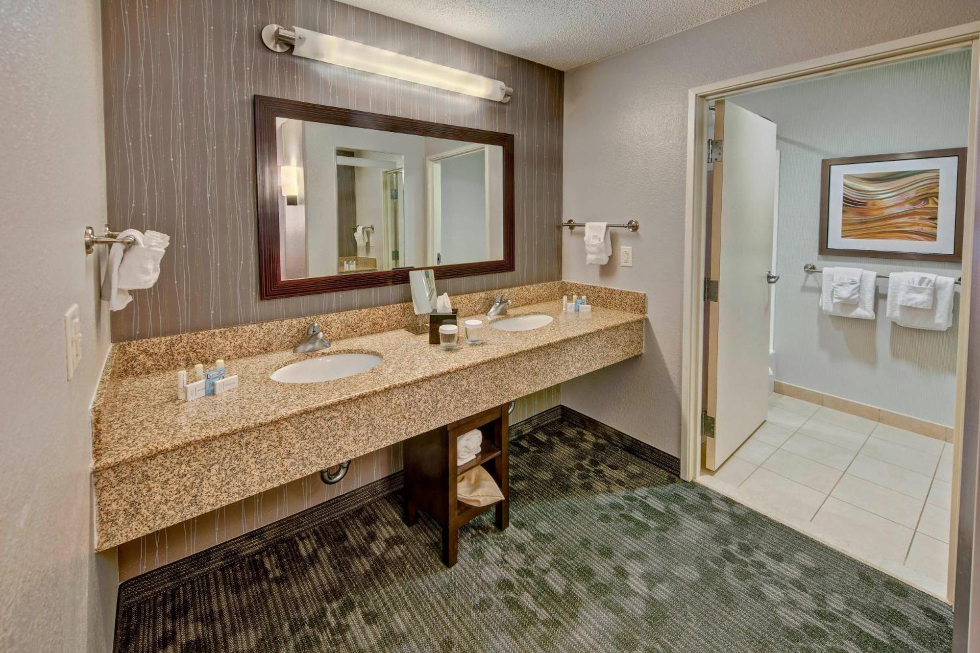 Courtyard By Marriott Alexandria Hotel Bagian luar foto