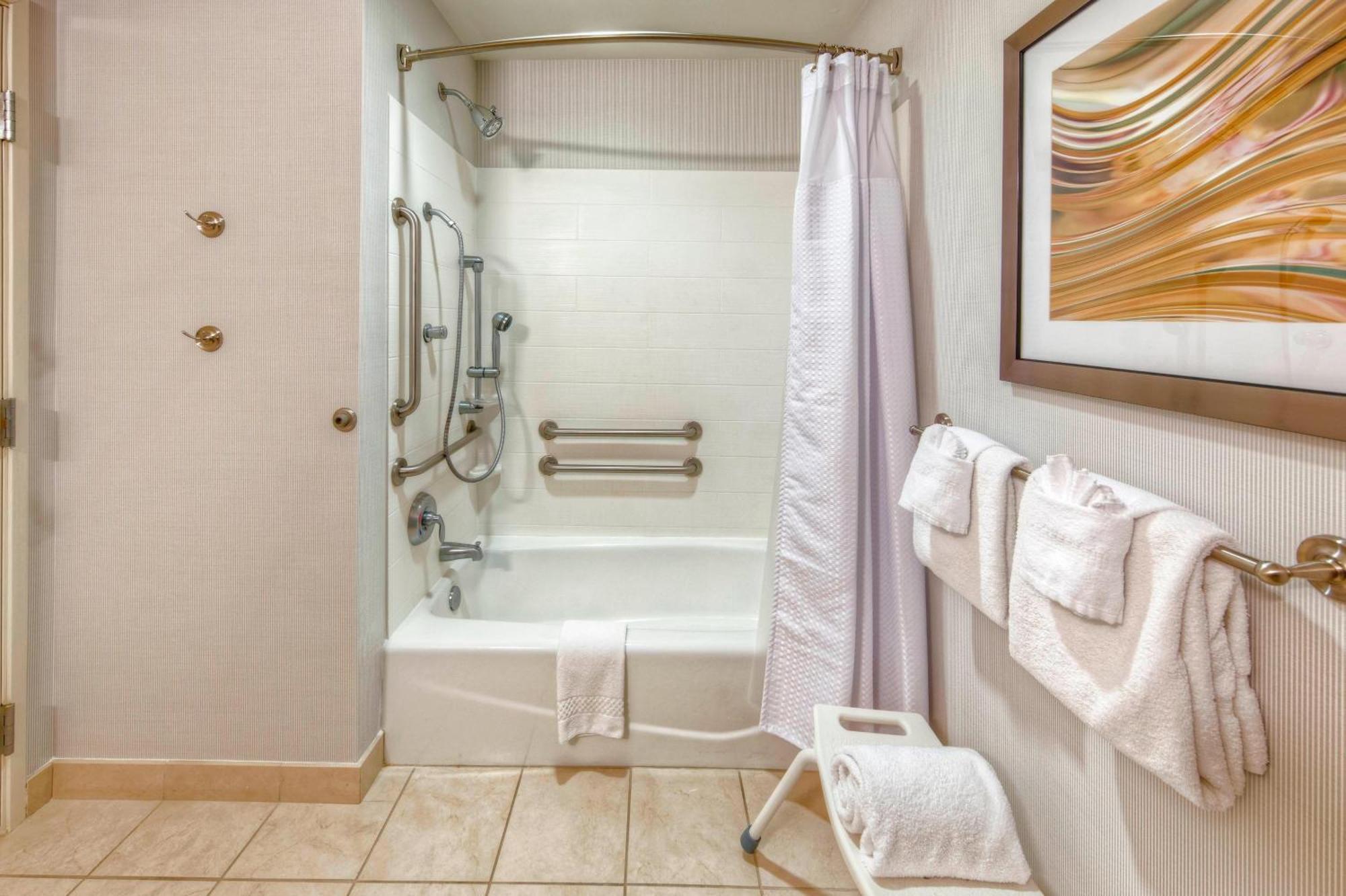 Courtyard By Marriott Alexandria Hotel Bagian luar foto