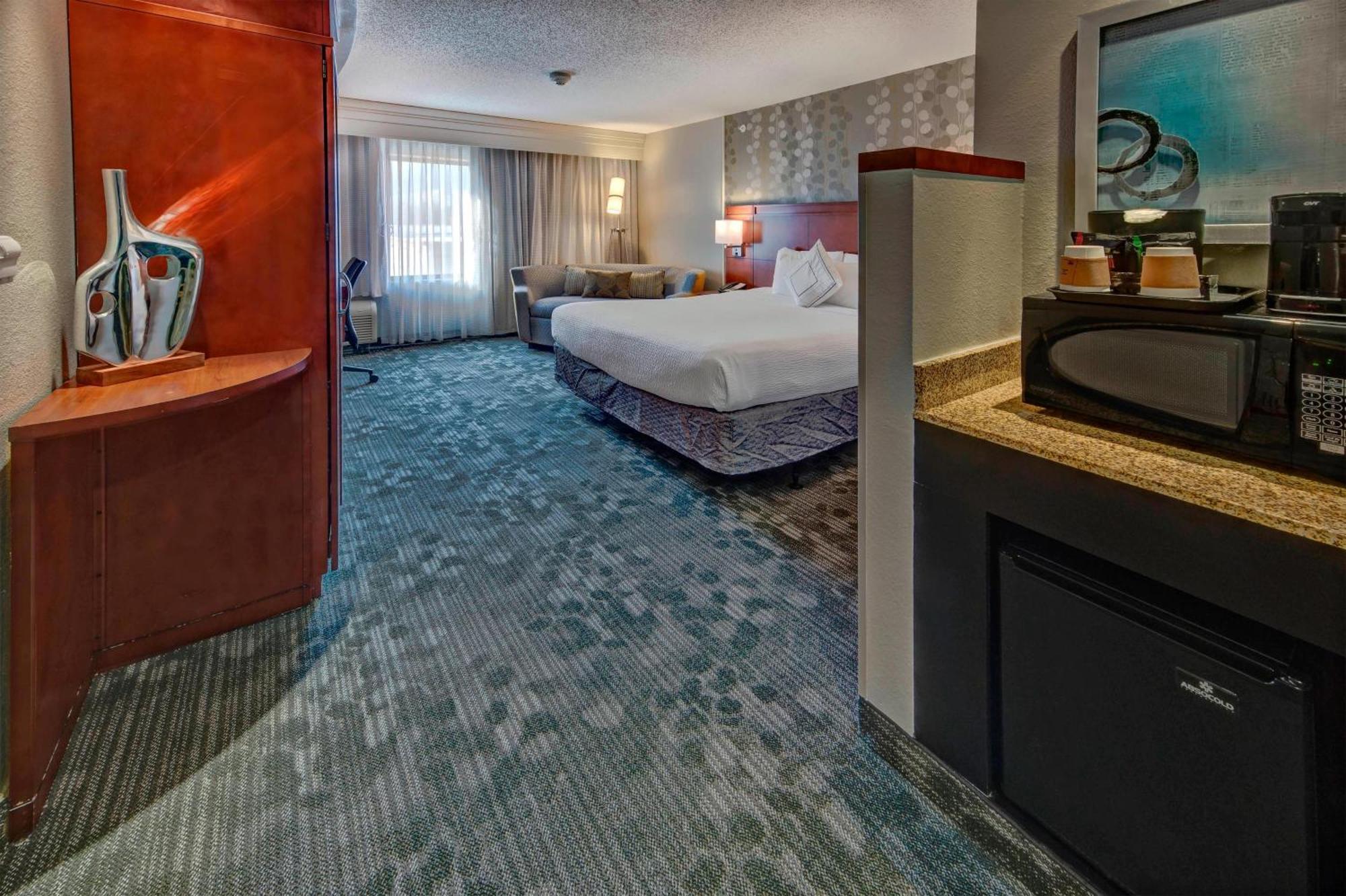 Courtyard By Marriott Alexandria Hotel Bagian luar foto
