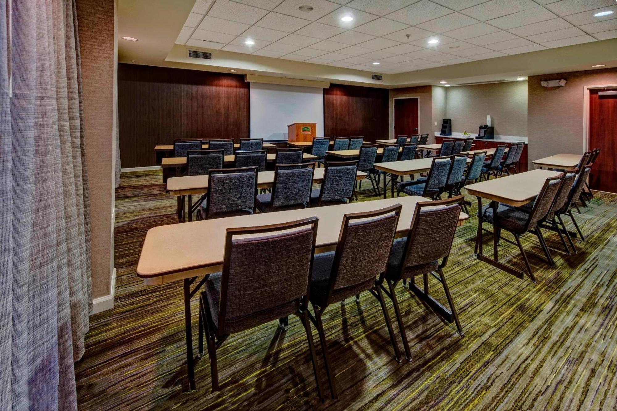 Courtyard By Marriott Alexandria Hotel Bagian luar foto