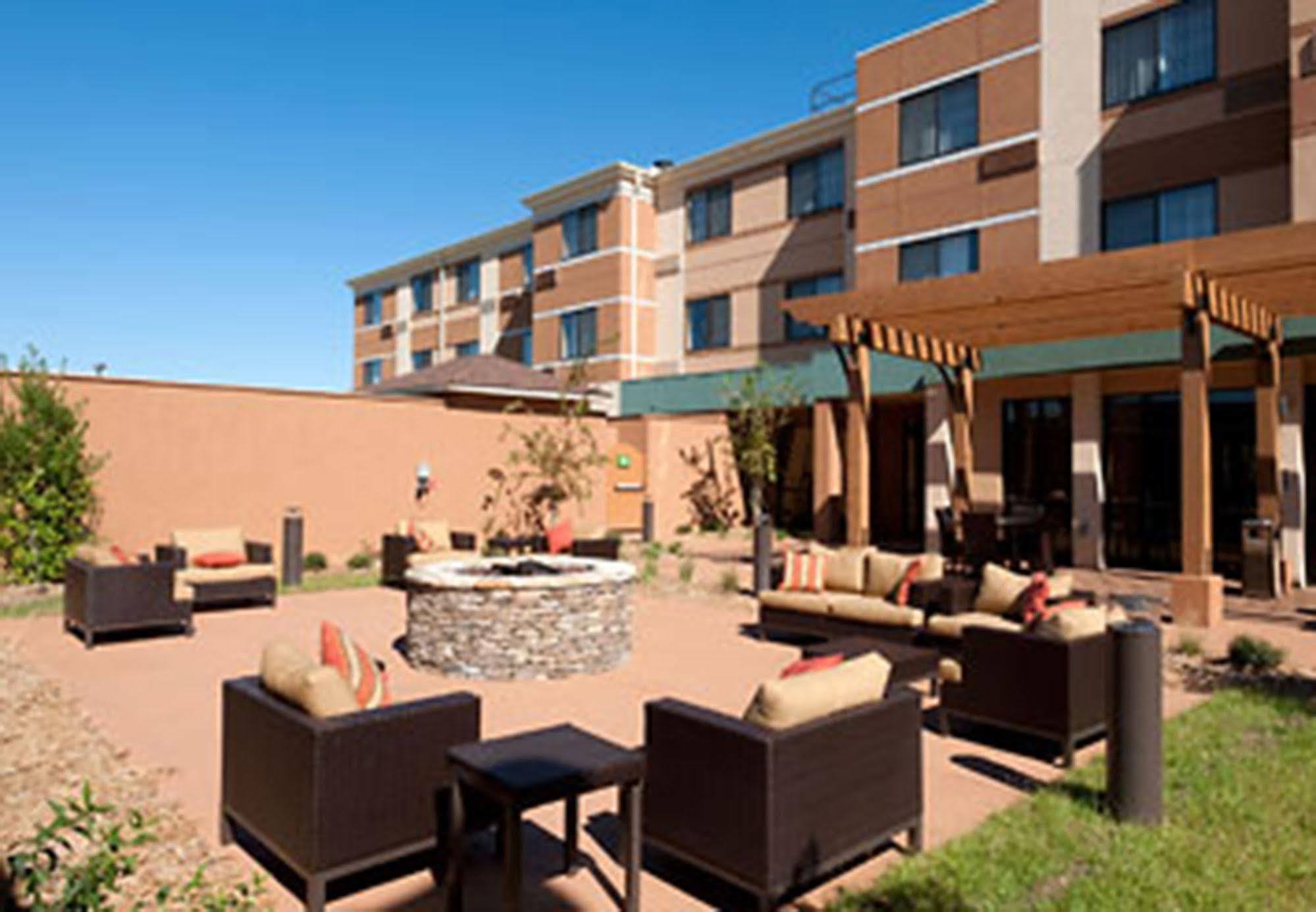 Courtyard By Marriott Alexandria Hotel Bagian luar foto